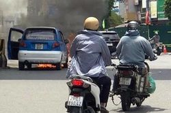 Ô tô bốc cháy giữa ngã tư Nguyễn Trãi - Nguyễn Xiển
