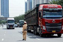 Test ma túy, thổi nồng độ cồn tài xế container trước khi vào cao tốc