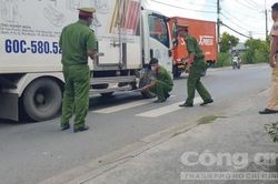 Xe máy lao từ trong nhà ra đường va chạm xe tải, cụ ông tử vong