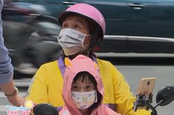 Xúc động cảnh em bé 5 tuổi mồ côi cha cùng chạy xe ôm công nghệ với mẹ