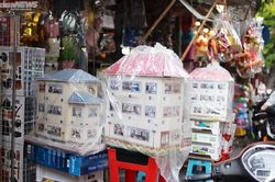 Đủ loại biệt thự có bể bơi, siêu xe 'sang chảnh' hàng mã đón Rằm tháng 7