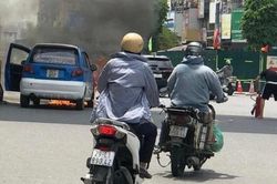Hà Nội: Một ô tô đang kích điện thì bất ngờ bốc cháy