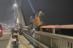 Rùng mình cảnh đu lan can hóng mát trên cầu Nhật Tân