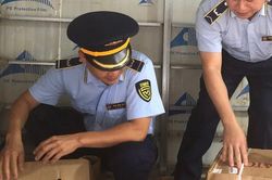 Thu mua 1 tấn chân giò lợn trôi nổi chuẩn bị đi bán kiếm lời thì bị phát hiện