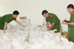 Lô hàng 'khủng' không giấy tờ ẩn dưới hầm rơ-moóc