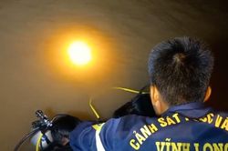 Nỗ lực lặn tìm người mất tích trong vụ lật ghe chở xi măng
