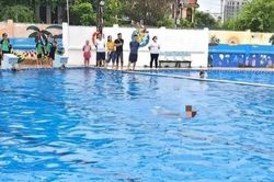 Tắm ở bể bơi trường học, nam sinh 13 tuổi đuối nước tử vong