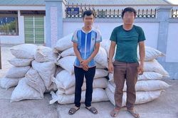 Bắt hai đối tượng vận chuyển hàng lậu