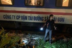 Xe máy va chạm tàu hỏa tại Thanh Trì, hai phụ nữ thương vong