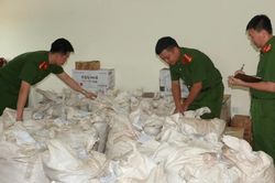 Bắt giữ lô hàng trị giá khoảng 10 tỷ đồng ở hầm bí mật dưới rơ-moóc