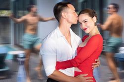 Kim Lý khoe body nhảy múa, Hồ Ngọc Hà có phản ứng đầy hài hước