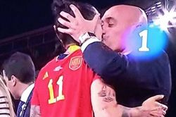 Chủ tịch RFEF sắp bị sa thải vì hôn nữ cầu thủ ở World Cup 2023?