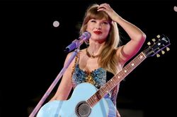 Một nam bảo vệ bị mất việc vì chụp ảnh cùng Taylor Swift