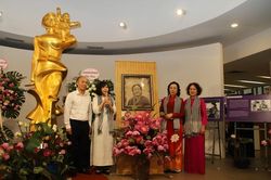 Bảo tàng Phụ nữ Việt Nam tiếp nhận tranh chân dung bà Nguyễn Thị Định làm từ lá sen