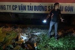 Tàu hỏa nghiền nát xe máy, hai người thương vong