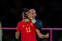 Cưỡng hôn nữ tiền đạo, sếp bóng đá Tây Ban Nha bị FIFA xử lý