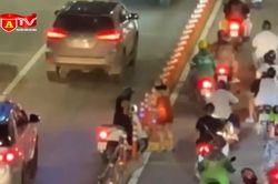 Đi nhầm vào làn ô tô, cô gái 'phá' rào chắn nhập làn xe máy