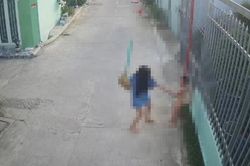 Bắt khẩn cấp người phụ nữ hành hạ trẻ mồ côi mẹ