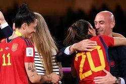 Chủ tịch LĐBĐ Tây Ban Nha sẽ từ chức vì 'nụ hôn khiếm nhã' tại World Cup