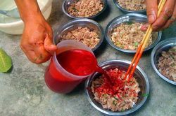 Gần 20 người nghi bị ngộ độc sau khi ăn tiết canh ở Hà Tĩnh