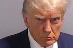 Bầu cử Tổng thống Mỹ: Ông Donald Trump chụp hình cảnh sát tại nhà tù ở Georgia