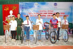 BĐBP Thái Bình: Tặng quà các học sinh trong chương trình 'Nâng bước em tới trường-Con nuôi đồn Biên phòng'