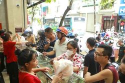 Thị trường bánh Trung thu: Nơi xếp hàng chờ đợi mua bánh, nơi vắng vẻ không một bóng người