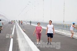 Người dân tranh thủ đi thể dục ngắm cầu Vĩnh Tuy 2 sáng sớm trước ngày thông xe