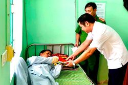 Chủ tịch UBND huyện Quỳ Châu thăm hỏi chiến sĩ Công an bị thương khi làm nhiệm vụ
