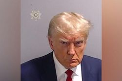 Ông Trump trình diện tại nhà tù ở bang Georgia, rời đi sau 20 phút