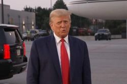 Ông Trump tái xuất Twitter bằng ảnh trong hồ sơ cảnh sát
