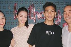 Tiểu Vy đón sinh nhật bên gia đình, visual mẹ và em trai gây chú ý