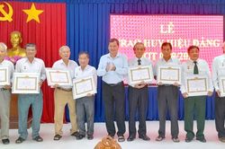 Huyện ủy Phú Tân trao Huy hiệu Đảng đợt 2/9