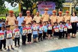 Tuyên truyền Luật Giao thông đường bộ và tặng 1.000 cuốn sách cho học sinh A Lưới