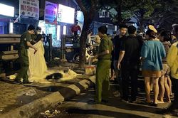 Hà Nội: Tàu hỏa va chạm với xe máy, hai người thương vong