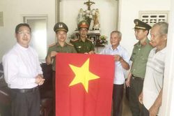 Thiêng liêng Quốc kỳ tung bay tại những nơi tôn nghiêm