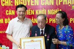 Biết ơn công lao, cống hiến của các đảng viên lão thành