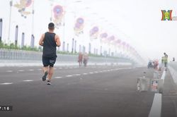 Người dân tranh thủ đi thể dục ngắm cầu Vĩnh Tuy 2