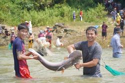 Người dân đổ xô vào thủy điện Trị An bắt cá 'khủng'