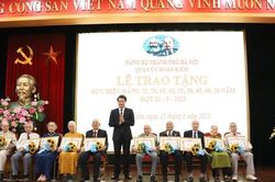 260 đảng viên quận Hoàn Kiếm vinh dự nhận Huy hiệu Đảng đợt 2-9