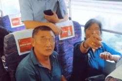 Yêu cầu trả lại chỗ ngồi của mình, cô gái bị hai người già mắng té tát, ngang ngược đến mức ai nghe cũng tức