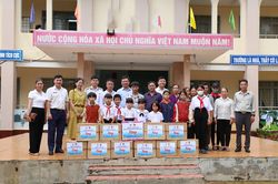 Chương trình 'Nâng bước em đến trường' tại huyện Ia H'Drai