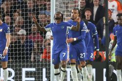 Sterling chơi như lên đồng, giúp Chelsea thắng trận đấu tiên ở Premier League mùa này