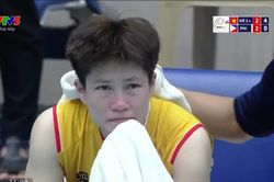 Libero Kim Liên bật khóc sau set thua khó tin tại bán kết VTV Cup, được người hâm mộ hết lời an ủi