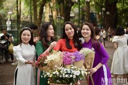 Đông đảo người dân đón thu trên phố Phan Đình Phùng