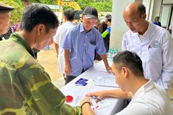 Khám sàng lọc lao miễn phí cho bà con vùng lũ xã Hồ Bốn