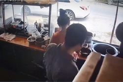 Nữ tài xế bị con gái 'cướp' vô lăng, ô tô gây tai nạn