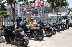 Đoàn xe phân khối lớn đi vào cao tốc, tông CSGT bị thương