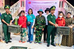 Trao tặng mô hình sinh kế và đồ dùng học tập cho nhân dân và học sinh biên giới