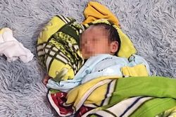 Bé trai bị bỏ rơi trước cổng chùa